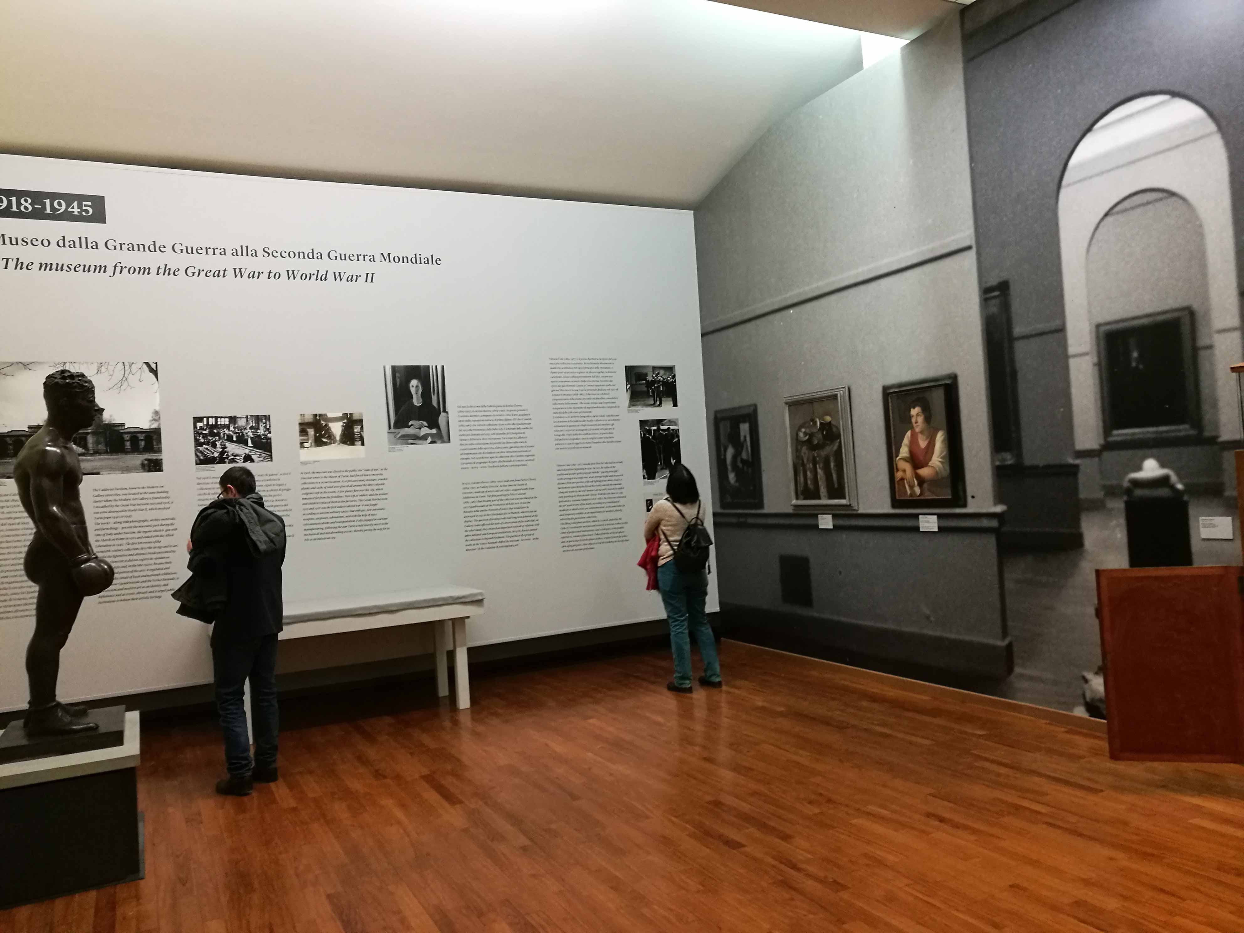 Decorazione con adesivi intagliati e quadricromie delle sale della galleria d'arte moderna e contemporanea a Torino.
