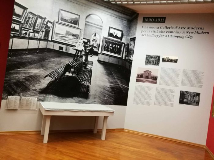 Museo GAM Torino, testi in prespaziato nero e adesivi per muro.