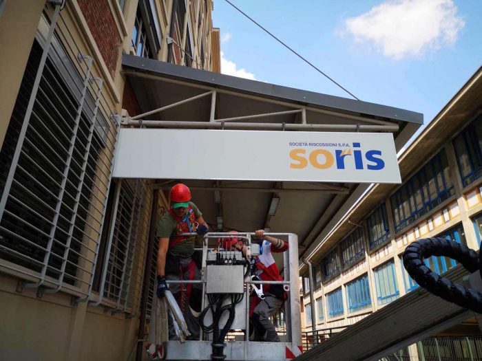 installazione insegna con utilizzo del cestello alla soris Torino fabbricanti d'immagine 4