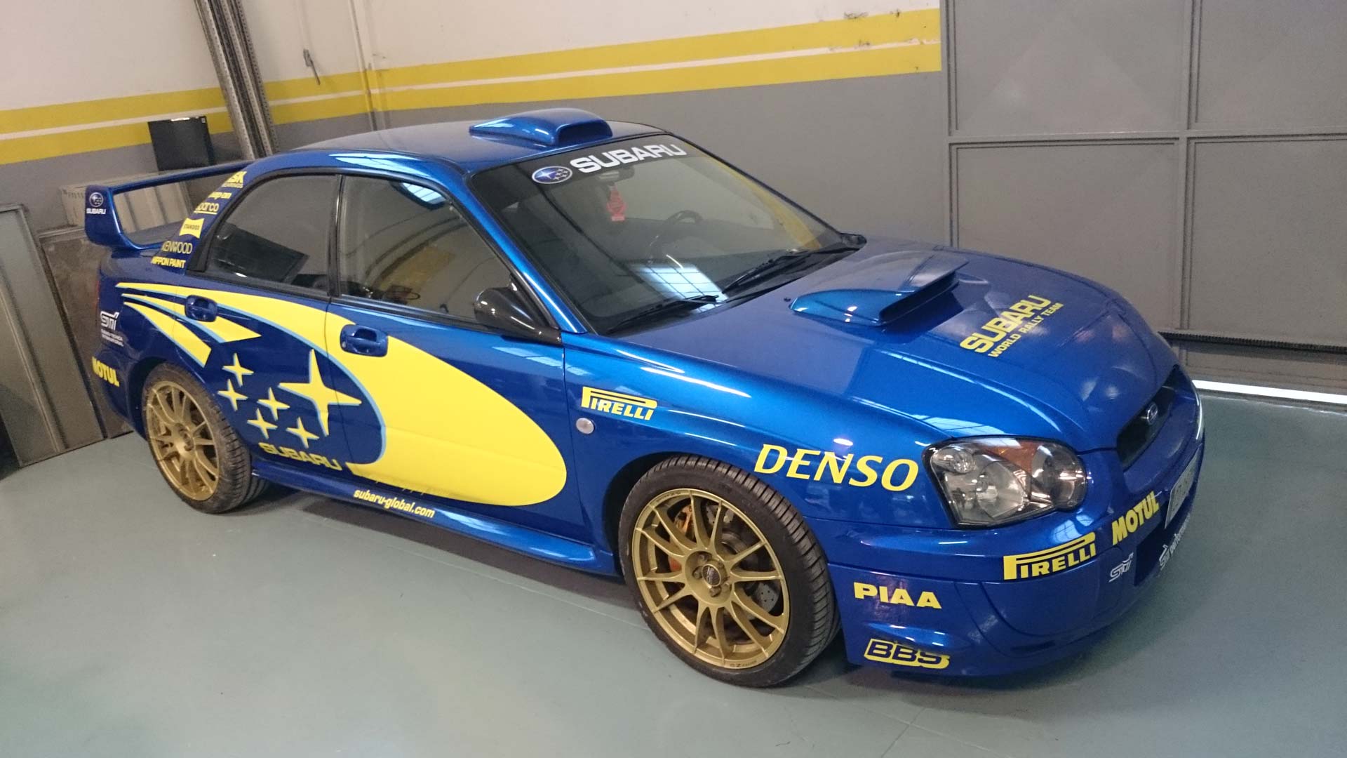personalizzazione adesivi per auto da tuning