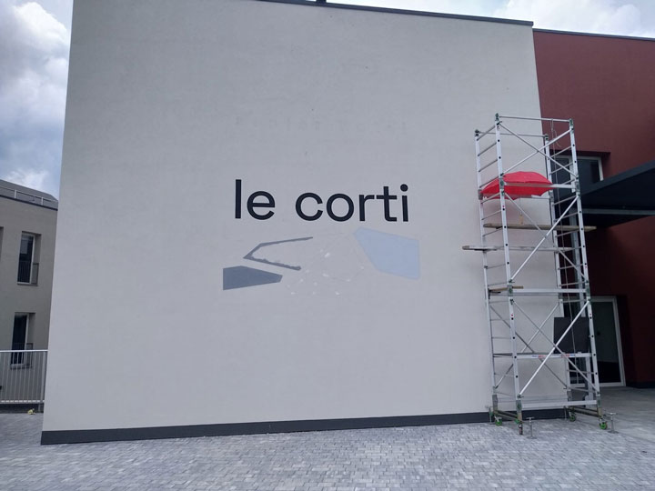 decorazione della facciata del senior hotel Le corti