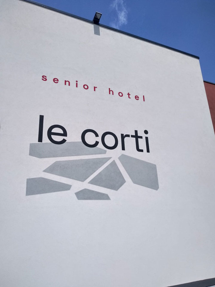 le corti senior hotel di Druento scritte dipinte