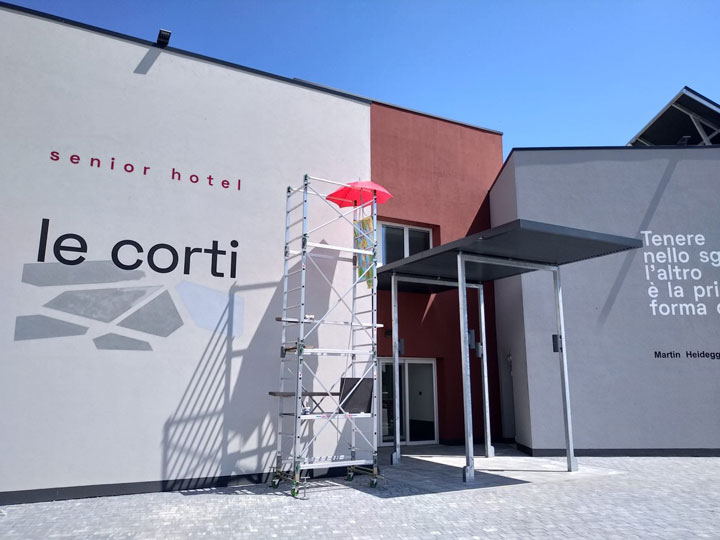 le corti senior hotel di Druento scritte dipinte