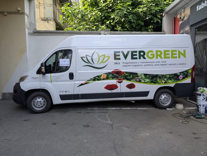 Decorazione automezzi Torino con adesivi per veicoli applicati su furgone aziendale Evergreen.