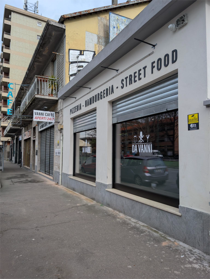 Allestimento esterno con insegne e vetrofanie su misura realizzate per il locale Da Vanni.