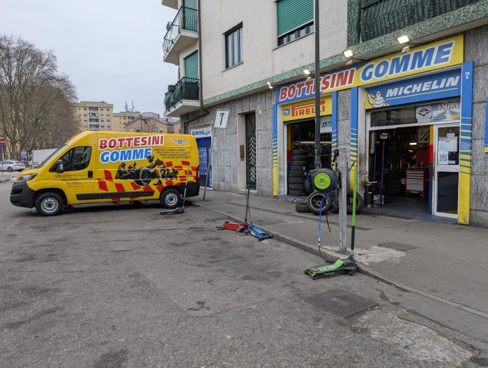 Decorazione automezzi Torino con grafica completa applicata su furgone Bottesini Gomme.