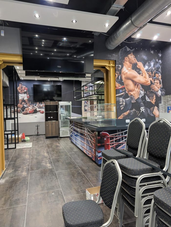 Carta da parati personalizzata a tema boxe installata nell’area principale del ristorante Da Vanni Caffè