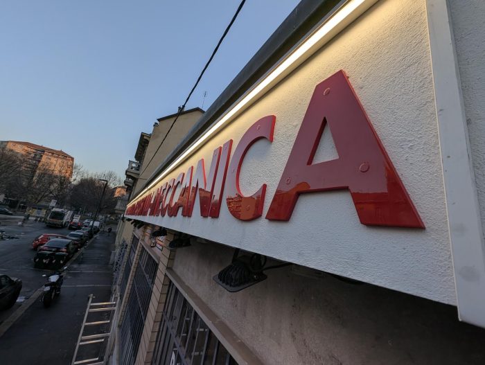 realizzazione a Torino per carrozzeria con lettere in rilievo e illuminazione LED.