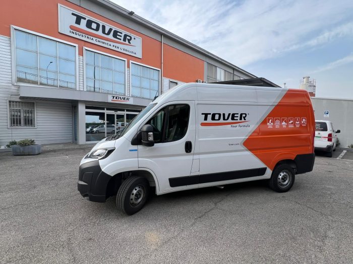 veicolo aziendale Tover personalizzato con grafica adesiva