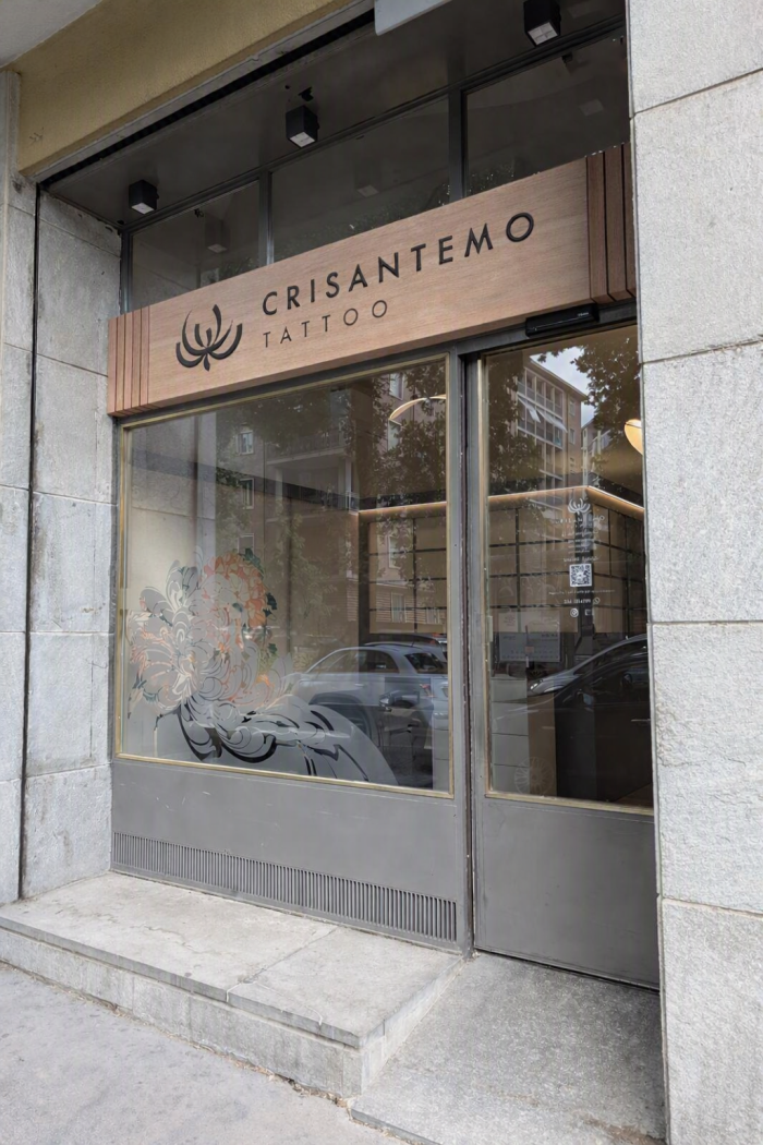 Insegna a Torino Crisantemo Tattoo